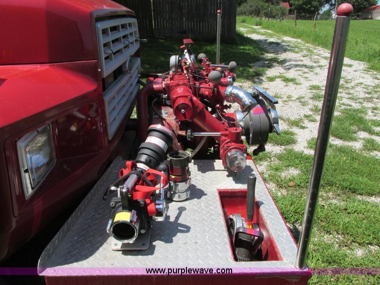 image for item AX9427 1985 Ford F800 fire truck