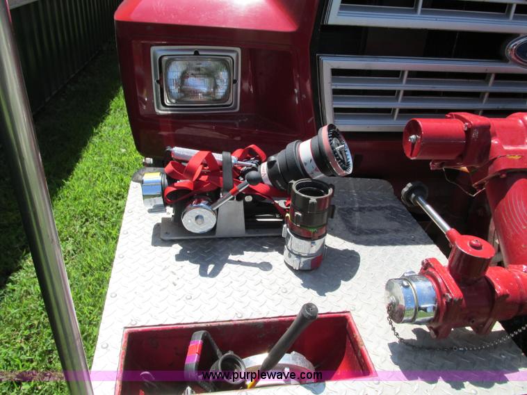 image for item AX9427 1985 Ford F800 fire truck