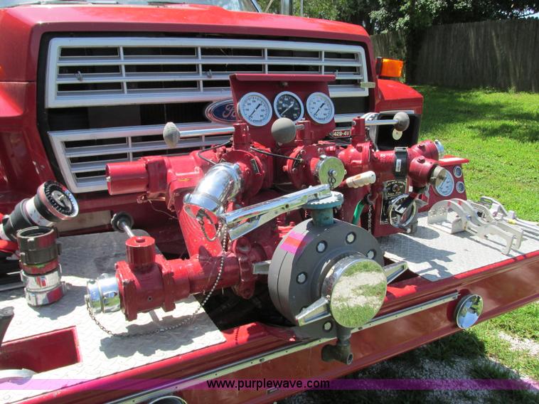 image for item AX9427 1985 Ford F800 fire truck