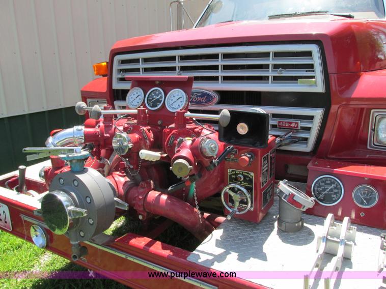 image for item AX9427 1985 Ford F800 fire truck