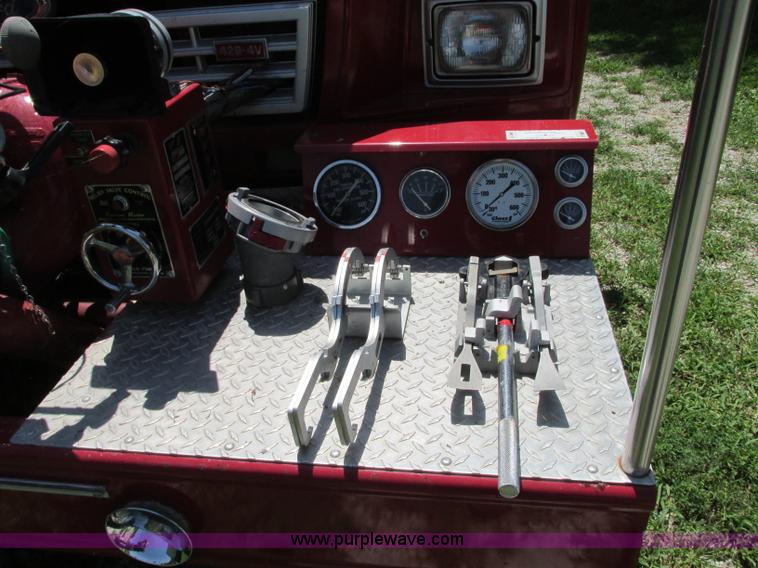 image for item AX9427 1985 Ford F800 fire truck