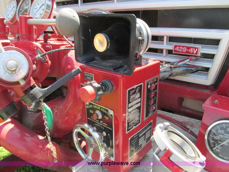 image for item AX9427 1985 Ford F800 fire truck