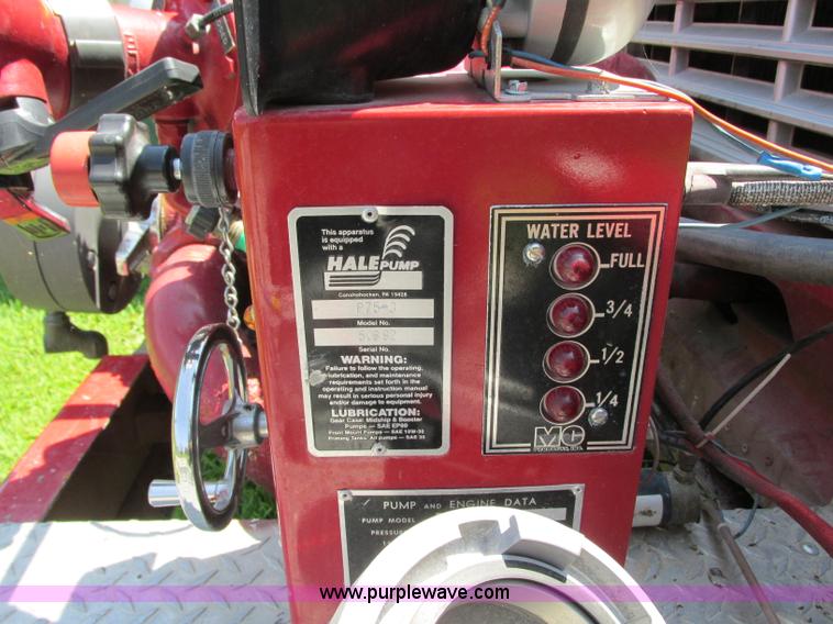 image for item AX9427 1985 Ford F800 fire truck