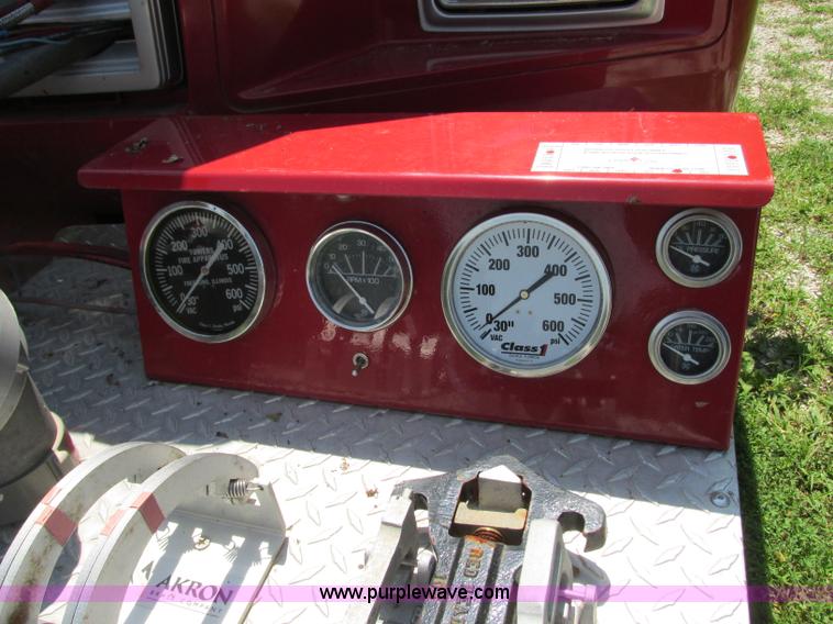 image for item AX9427 1985 Ford F800 fire truck