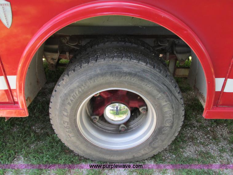 image for item AX9427 1985 Ford F800 fire truck