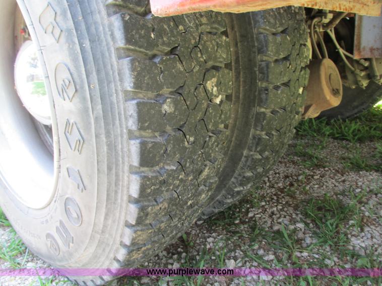 image for item AX9427 1985 Ford F800 fire truck