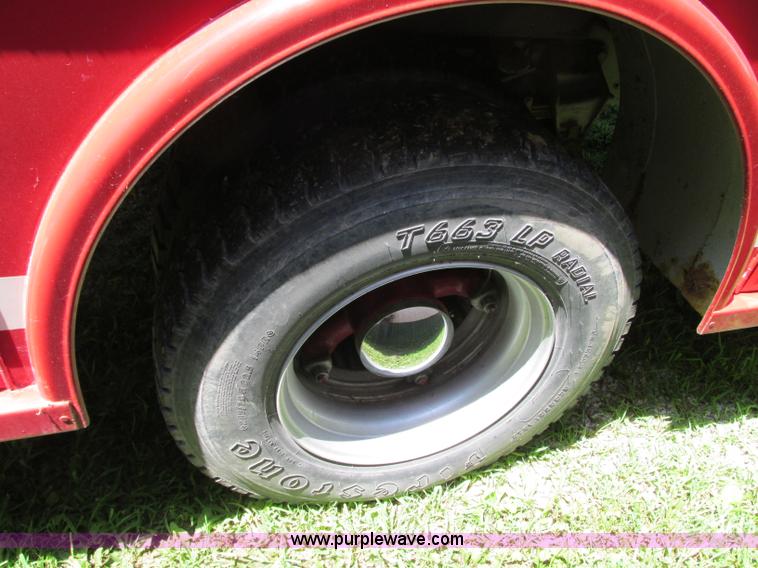 image for item AX9427 1985 Ford F800 fire truck