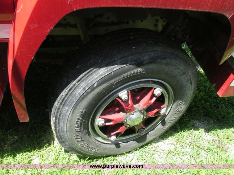 image for item AX9427 1985 Ford F800 fire truck