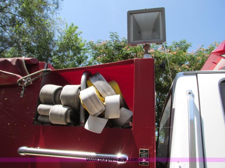 image for item AX9427 1985 Ford F800 fire truck