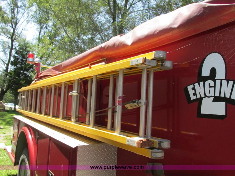 image for item AX9427 1985 Ford F800 fire truck