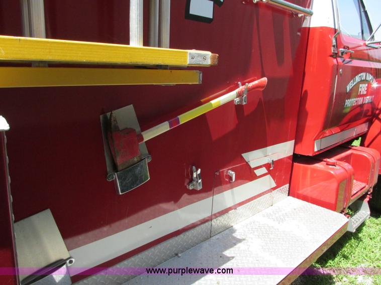 image for item AX9427 1985 Ford F800 fire truck