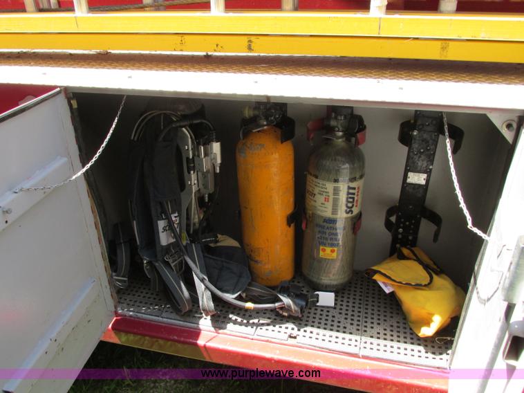 image for item AX9427 1985 Ford F800 fire truck