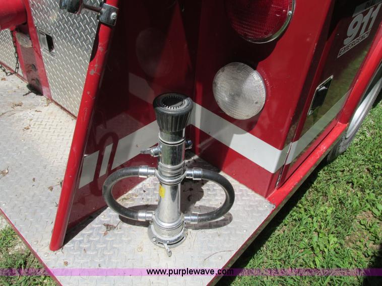 image for item AX9427 1985 Ford F800 fire truck