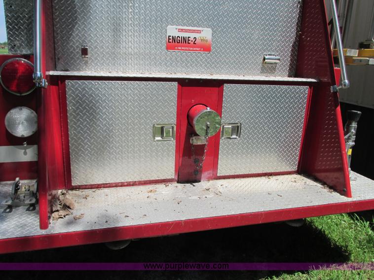 image for item AX9427 1985 Ford F800 fire truck