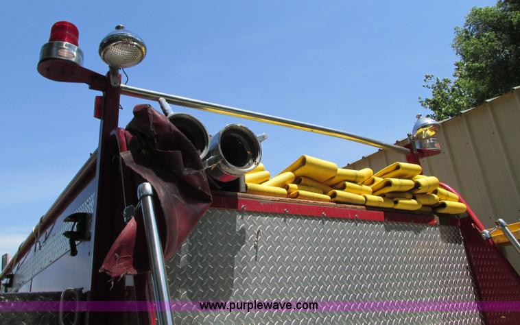 image for item AX9427 1985 Ford F800 fire truck