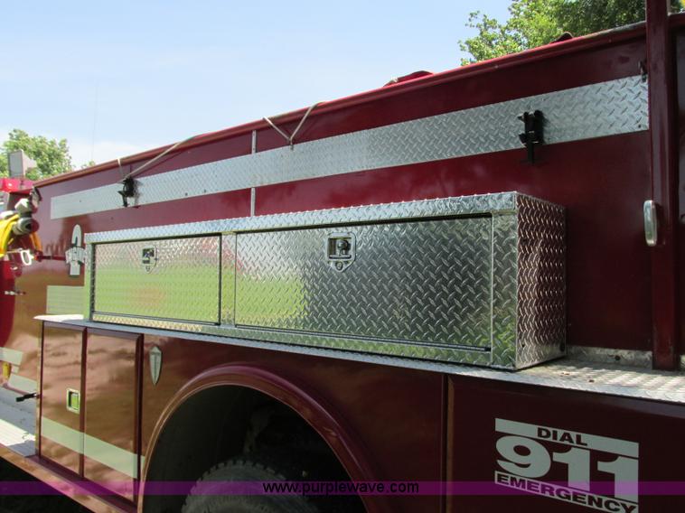 image for item AX9427 1985 Ford F800 fire truck