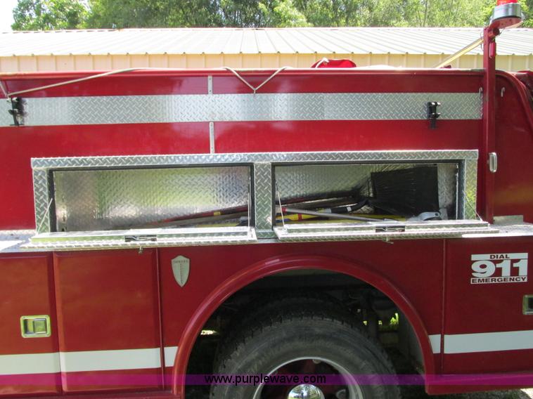 image for item AX9427 1985 Ford F800 fire truck