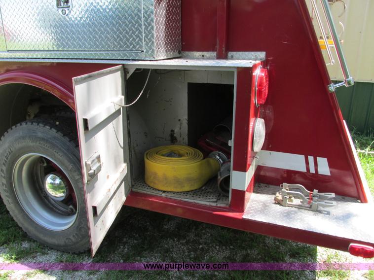 image for item AX9427 1985 Ford F800 fire truck