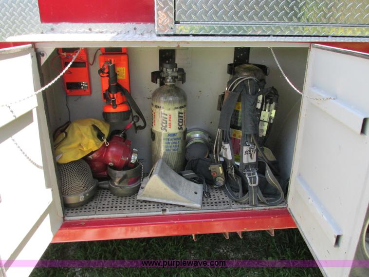 image for item AX9427 1985 Ford F800 fire truck