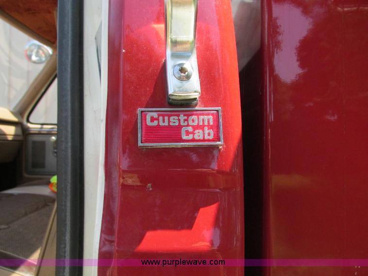 image for item AX9427 1985 Ford F800 fire truck