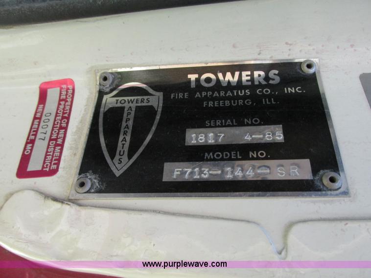 image for item AX9427 1985 Ford F800 fire truck