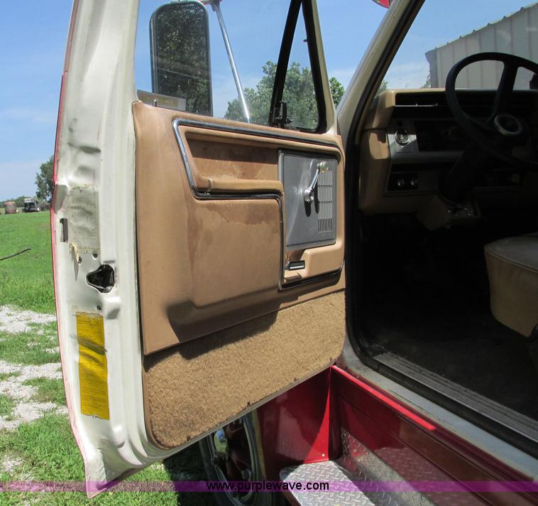 image for item AX9427 1985 Ford F800 fire truck