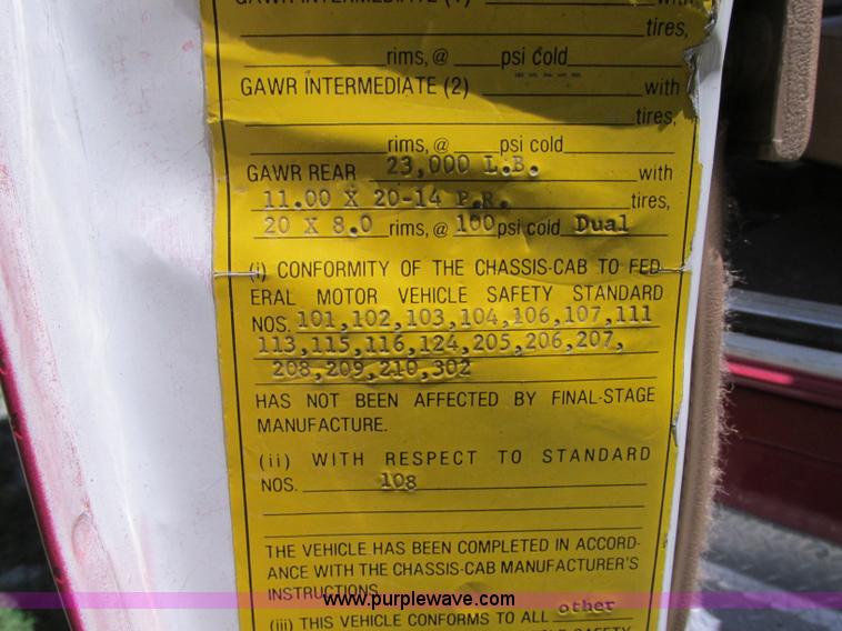 image for item AX9427 1985 Ford F800 fire truck