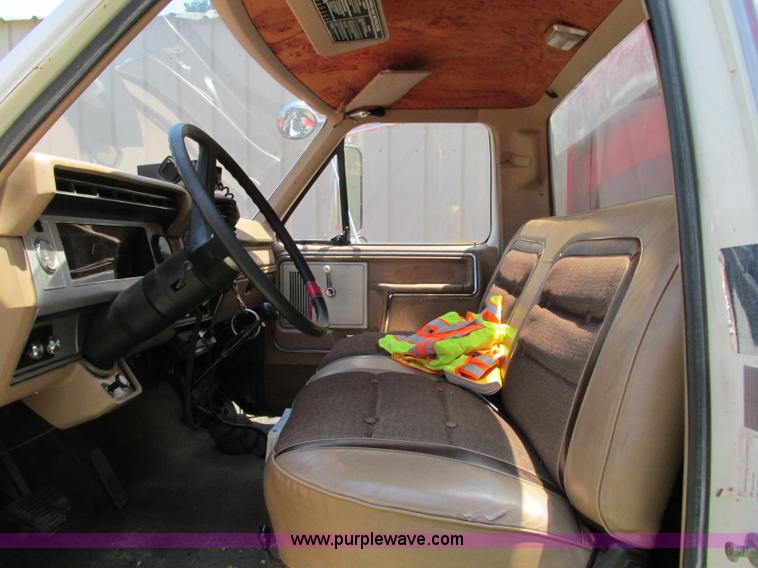 image for item AX9427 1985 Ford F800 fire truck