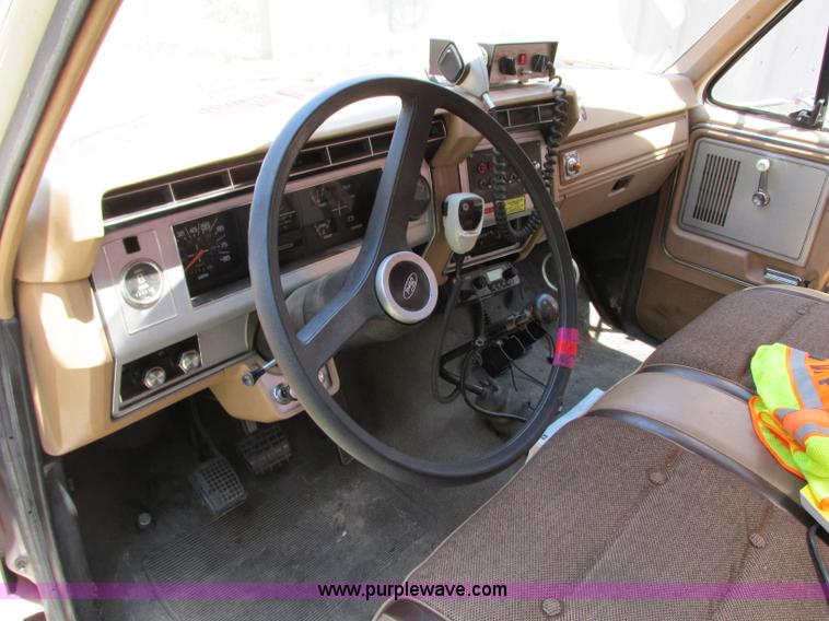 image for item AX9427 1985 Ford F800 fire truck