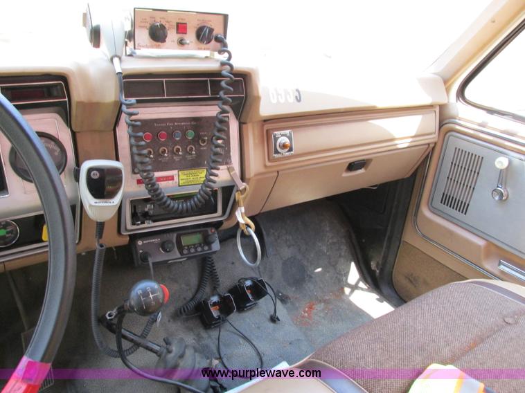 image for item AX9427 1985 Ford F800 fire truck