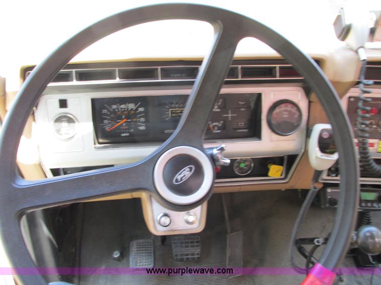 image for item AX9427 1985 Ford F800 fire truck