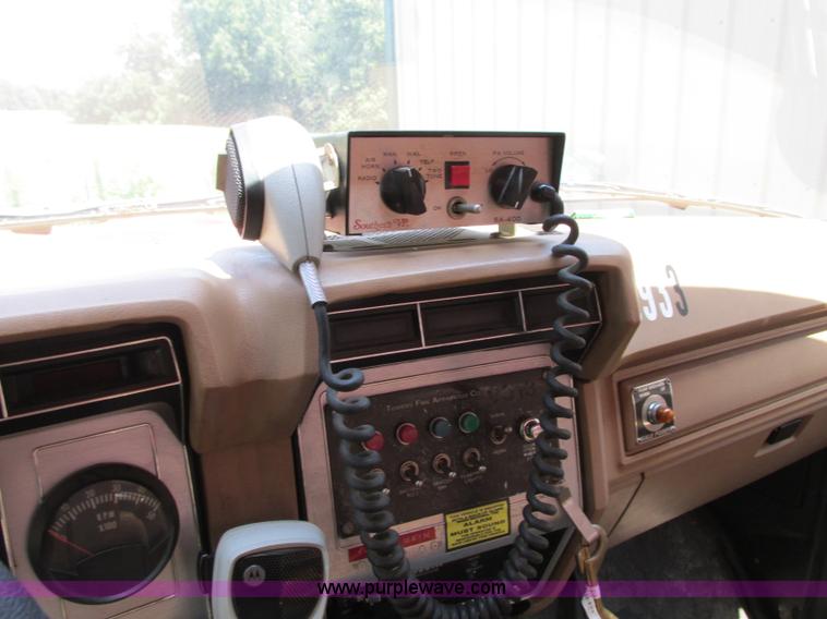 image for item AX9427 1985 Ford F800 fire truck