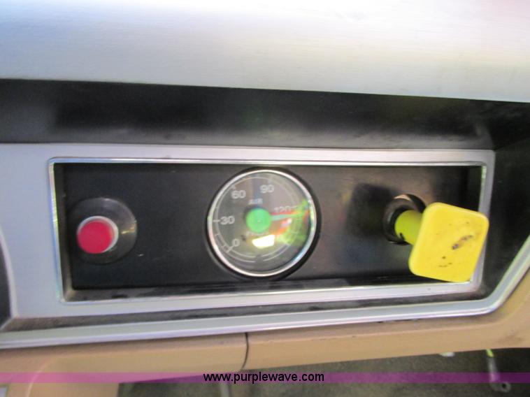 image for item AX9427 1985 Ford F800 fire truck