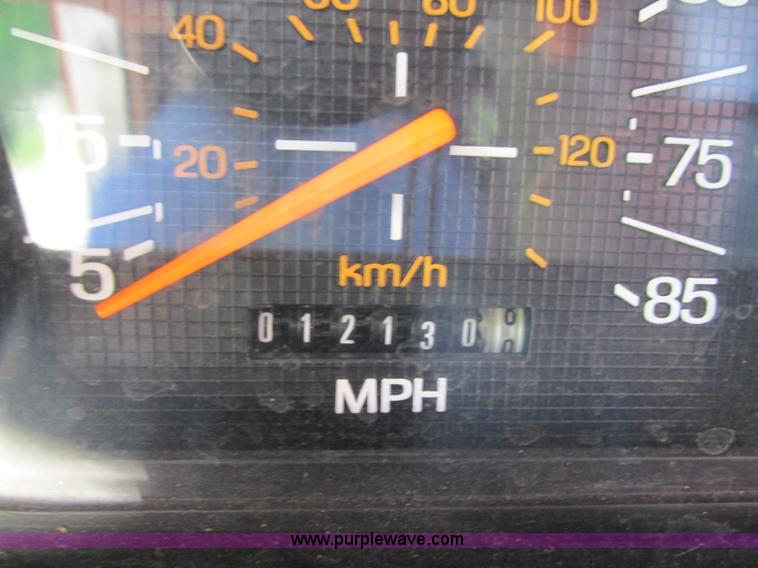 image for item AX9427 1985 Ford F800 fire truck