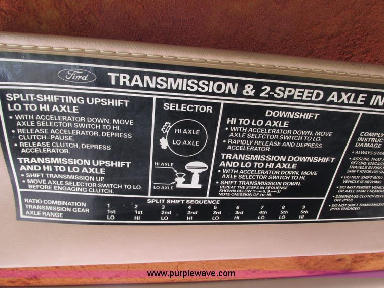 image for item AX9427 1985 Ford F800 fire truck