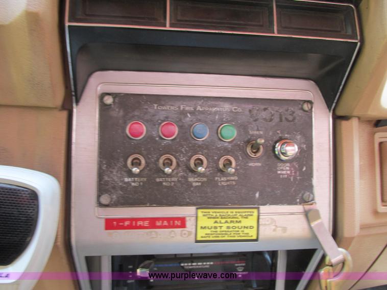 image for item AX9427 1985 Ford F800 fire truck