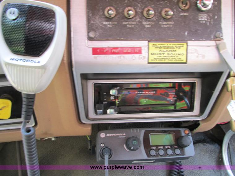 image for item AX9427 1985 Ford F800 fire truck