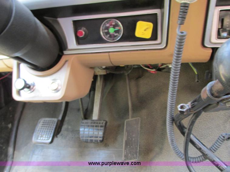 image for item AX9427 1985 Ford F800 fire truck