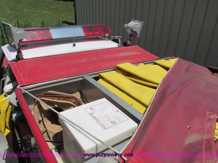 image for item AX9427 1985 Ford F800 fire truck