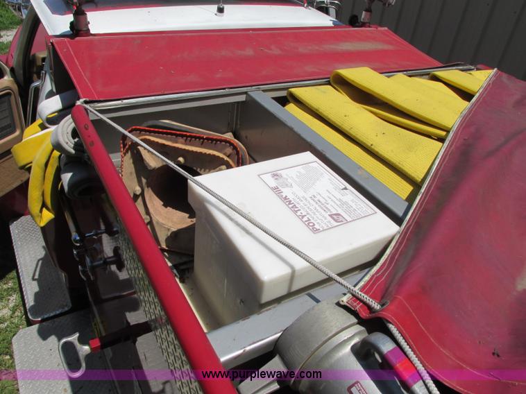 image for item AX9427 1985 Ford F800 fire truck