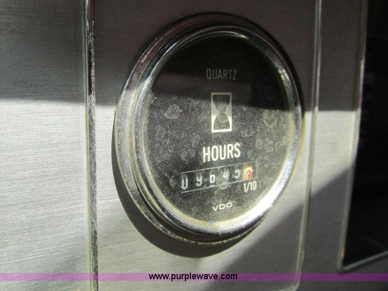 image for item AX9427 1985 Ford F800 fire truck