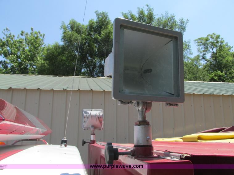 image for item AX9427 1985 Ford F800 fire truck