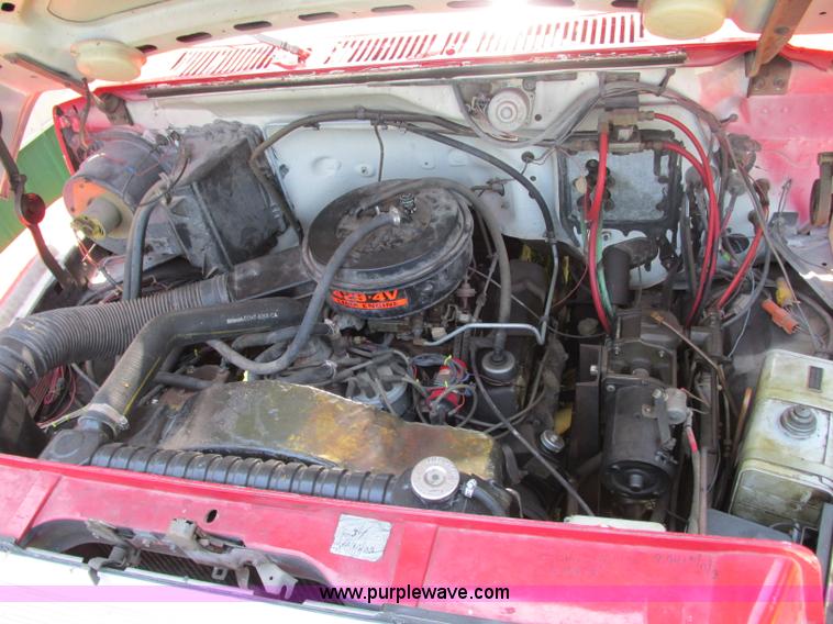 image for item AX9427 1985 Ford F800 fire truck