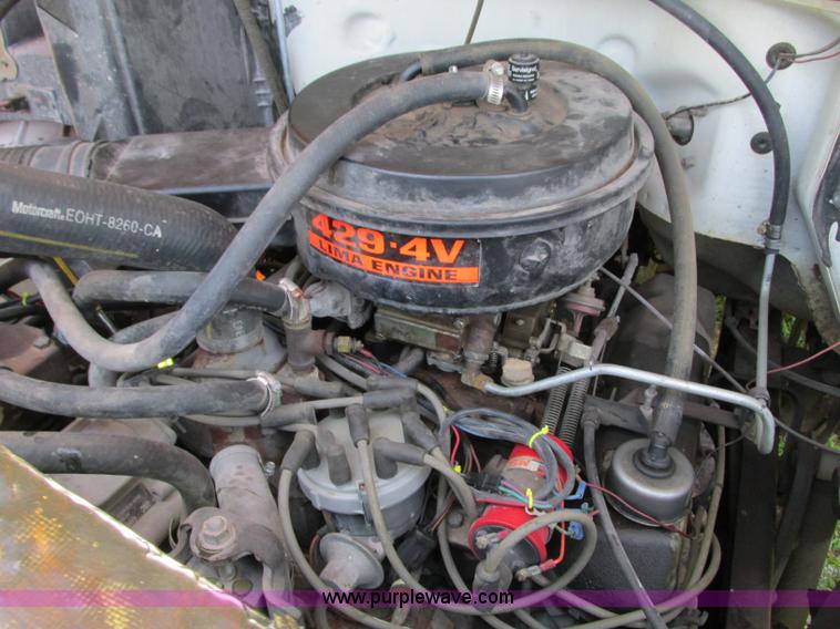 image for item AX9427 1985 Ford F800 fire truck