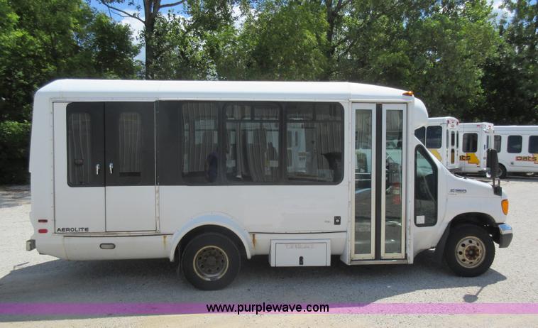 image for item BR9984 2006 Ford E350 Super Duty shuttle bus
