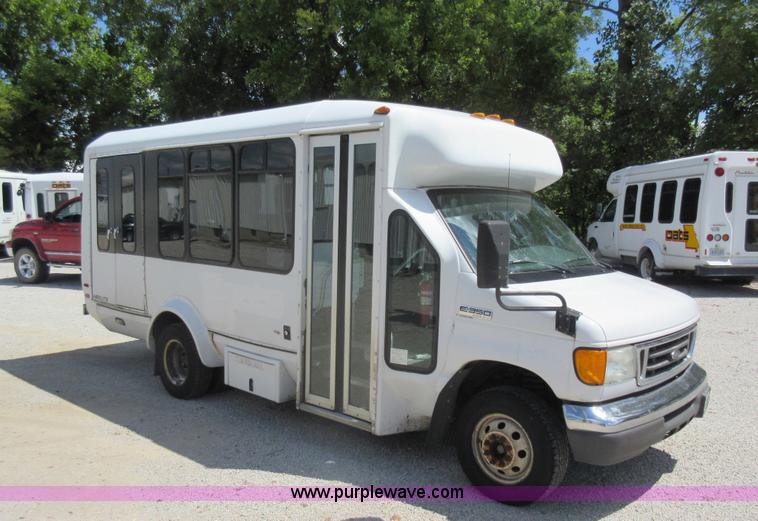 image for item BR9984 2006 Ford E350 Super Duty shuttle bus