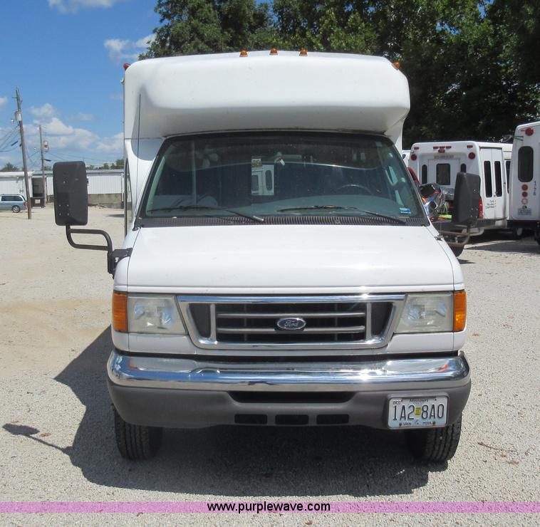 image for item BR9984 2006 Ford E350 Super Duty shuttle bus
