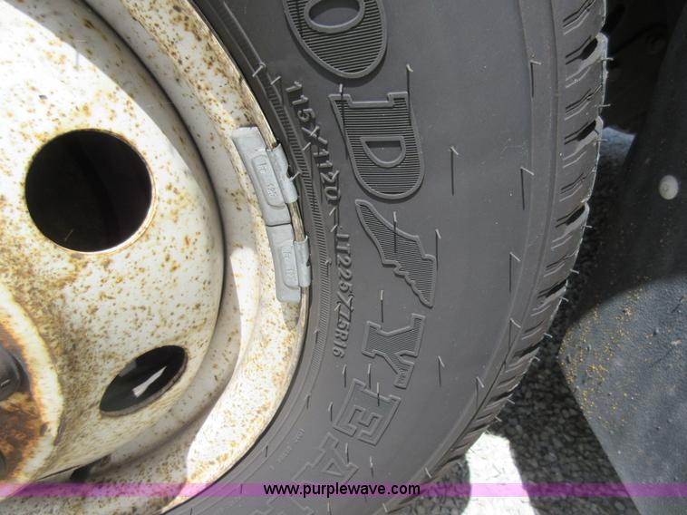 image for item BR9984 2006 Ford E350 Super Duty shuttle bus