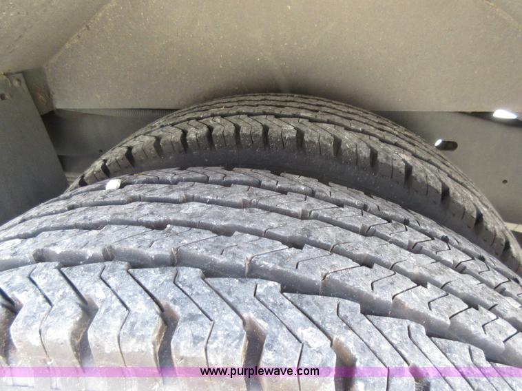 image for item BR9984 2006 Ford E350 Super Duty shuttle bus