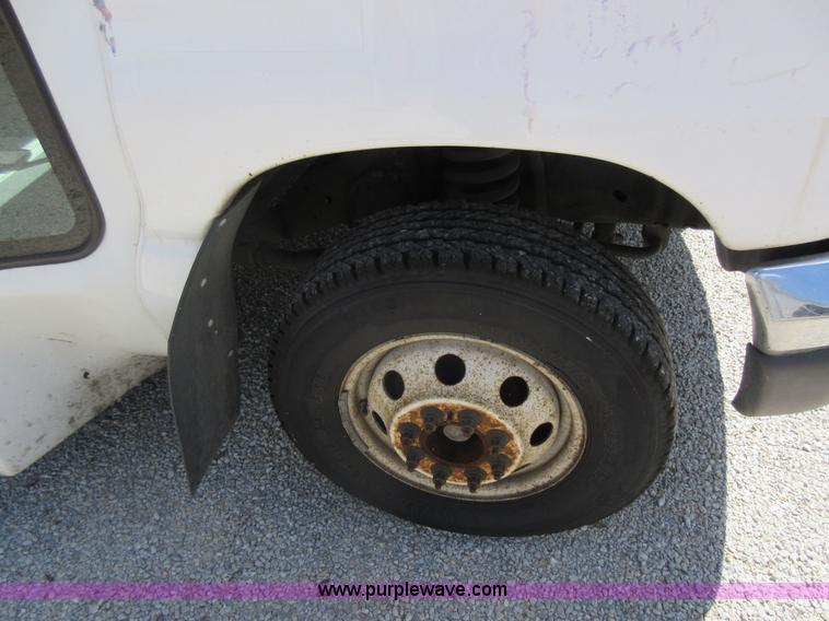 image for item BR9984 2006 Ford E350 Super Duty shuttle bus